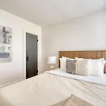Stay Portland - La Casa Burnside -Local Eateries -Shops - Bars