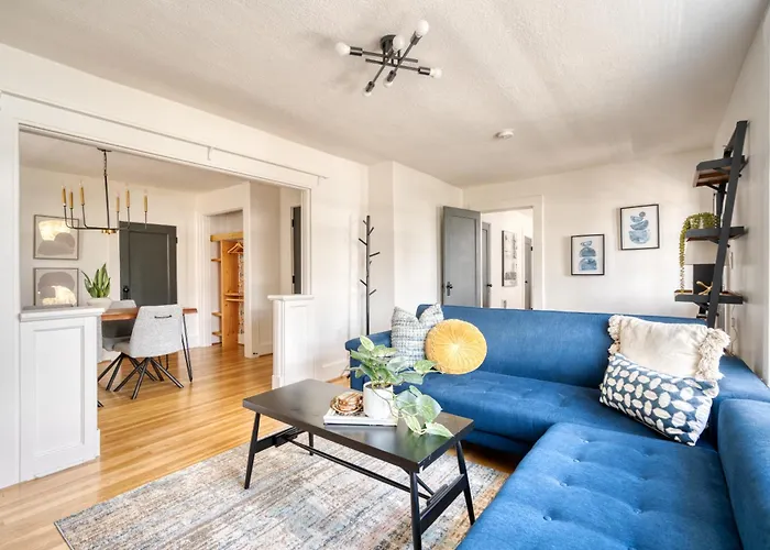 Stay Portland - La Casa Burnside -Local Eateries -Shops - Bars