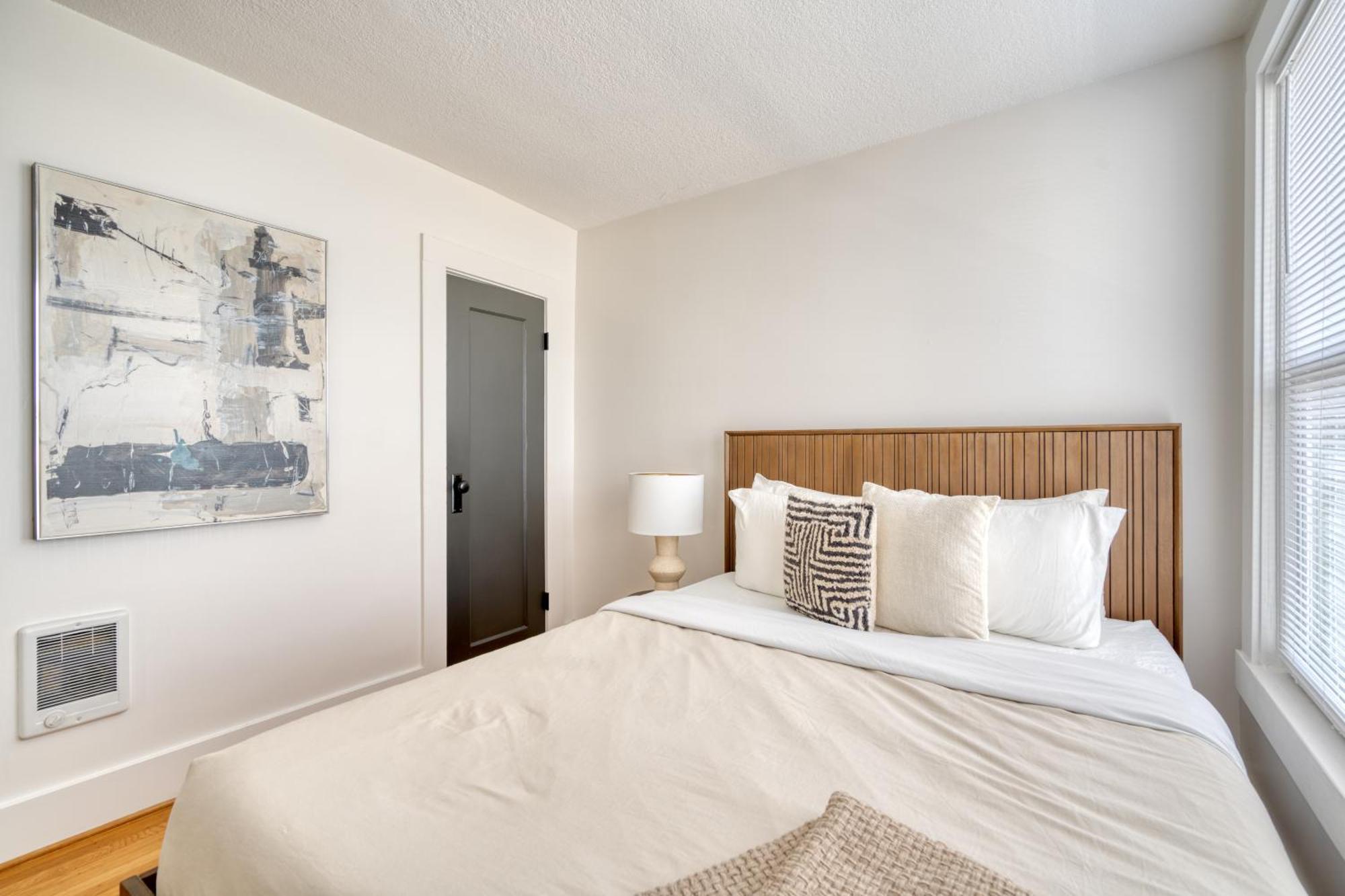 - La Casa Burnside -local Eateries -shops - Bars * Portland