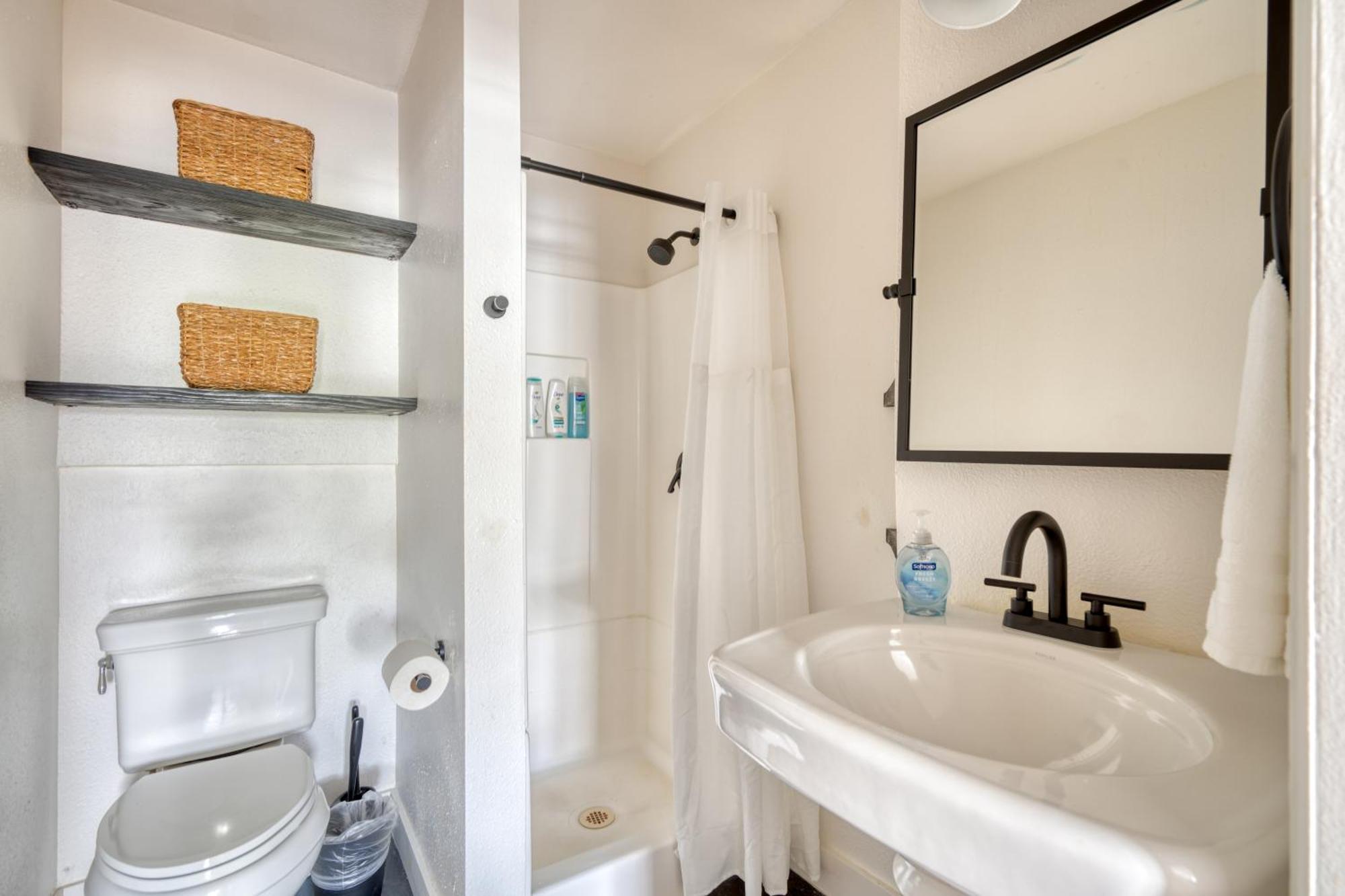 Apartment - La Casa Burnside -local Eateries -shops - Bars *